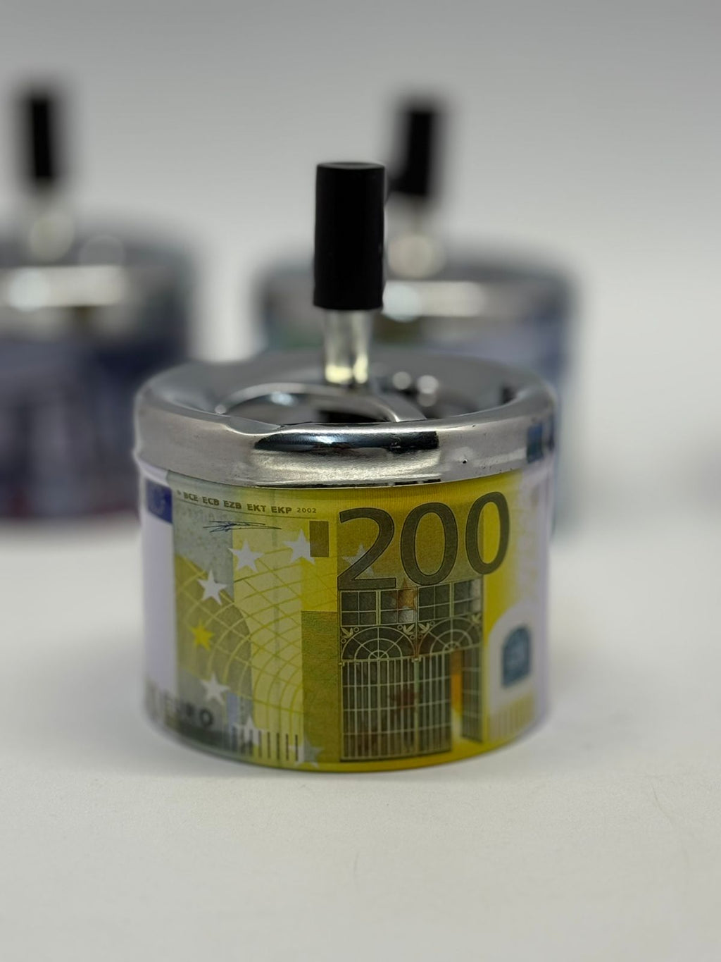 🔹 Cendriers design en métal avec motifs billets € et monuments iconiques 🌍