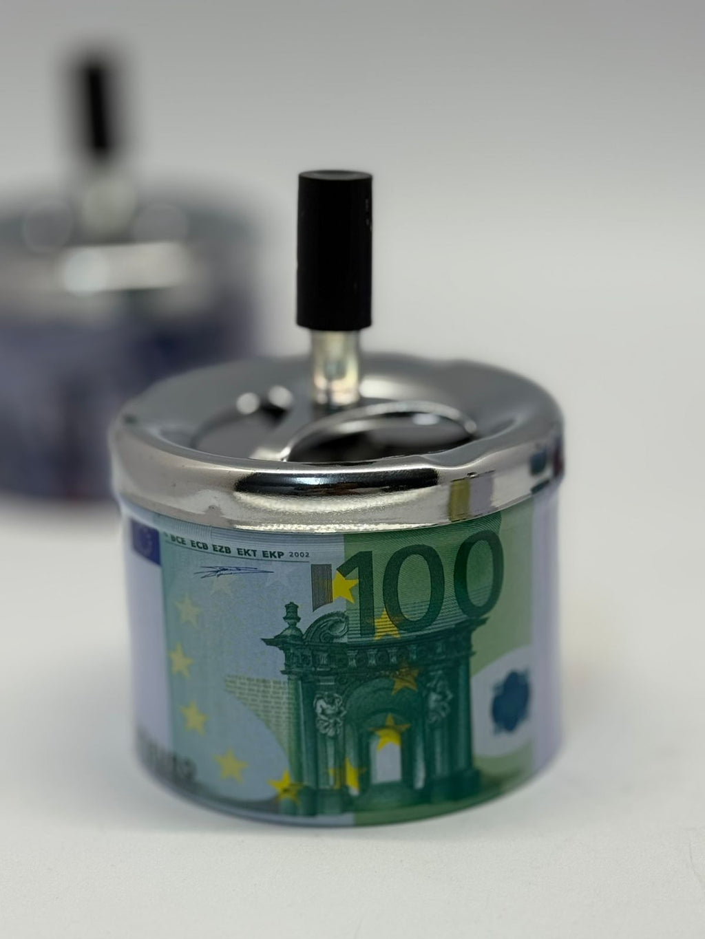 🔹 Cendriers design en métal avec motifs billets € et monuments iconiques 🌍