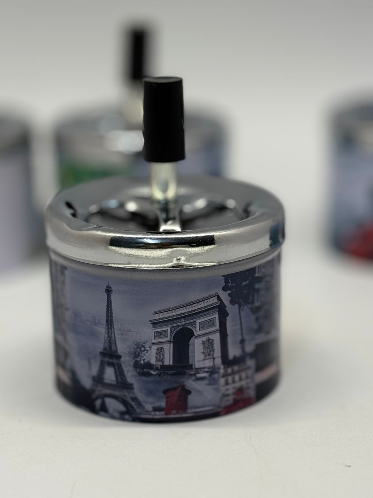 🔹 Cendriers design en métal avec motifs billets € et monuments iconiques 🌍