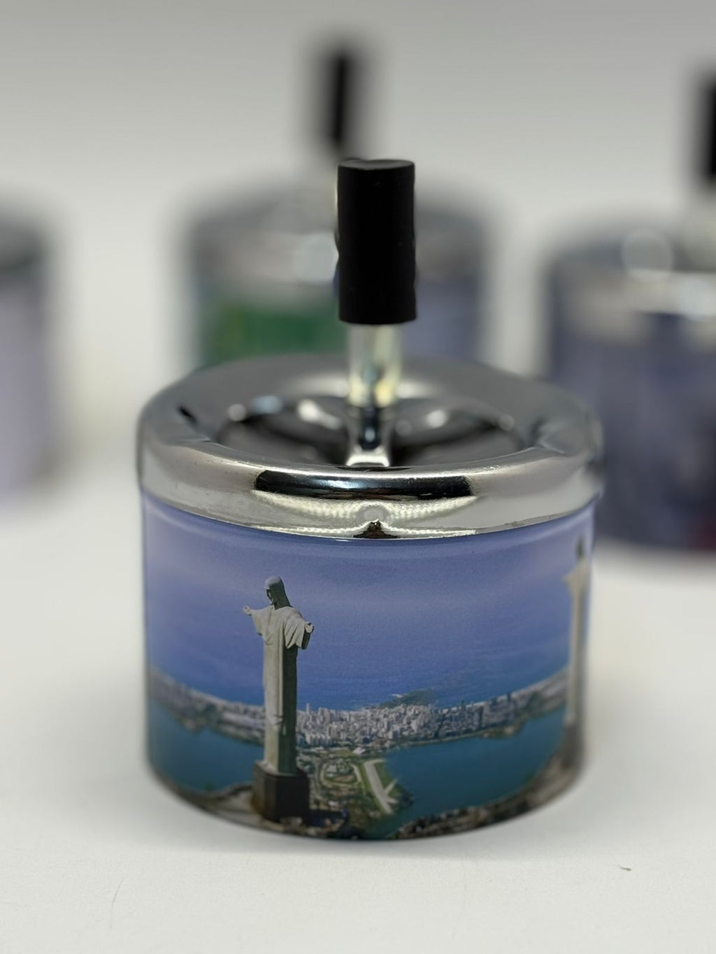 🔹 Cendriers design en métal avec motifs billets € et monuments iconiques 🌍