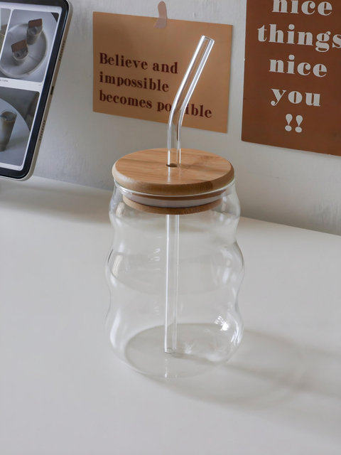 Tasse avec paille en verre et couvercle en bambou