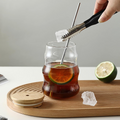 Tasse avec paille en verre et couvercle en bambou