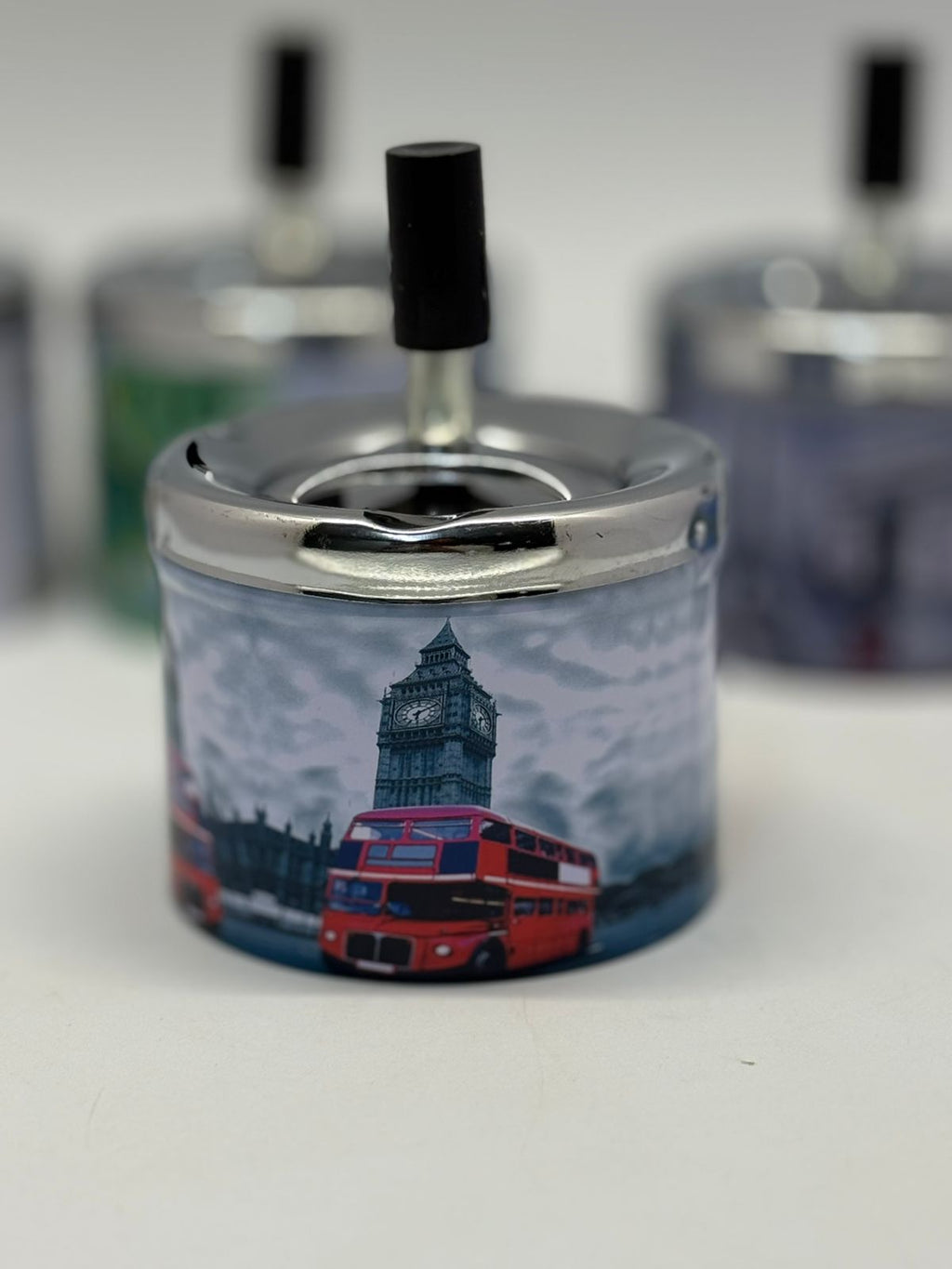 🔹 Cendriers design en métal avec motifs billets € et monuments iconiques 🌍